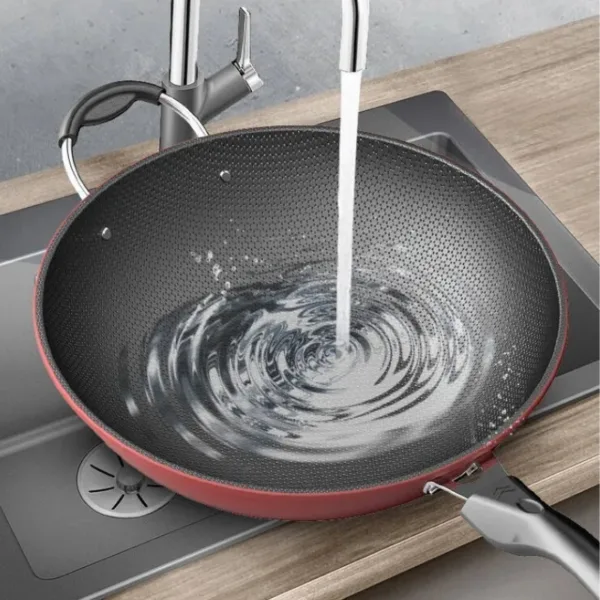 Grote wokpan met deksel